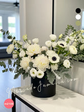 Arreglo de Peonías y Anémonas Blancas en Florero Negro